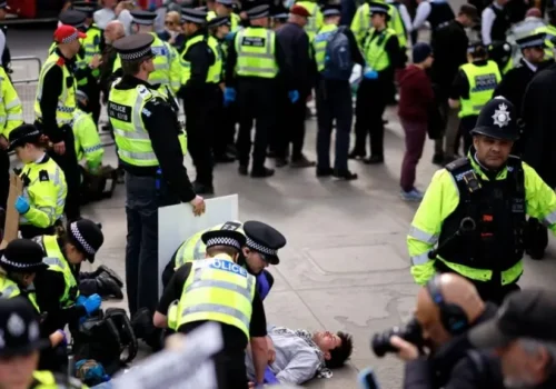 प्रतिबन्धको विरोधमा उत्रिए प्रदर्शनकारी, ५०० बढी पक्राउ