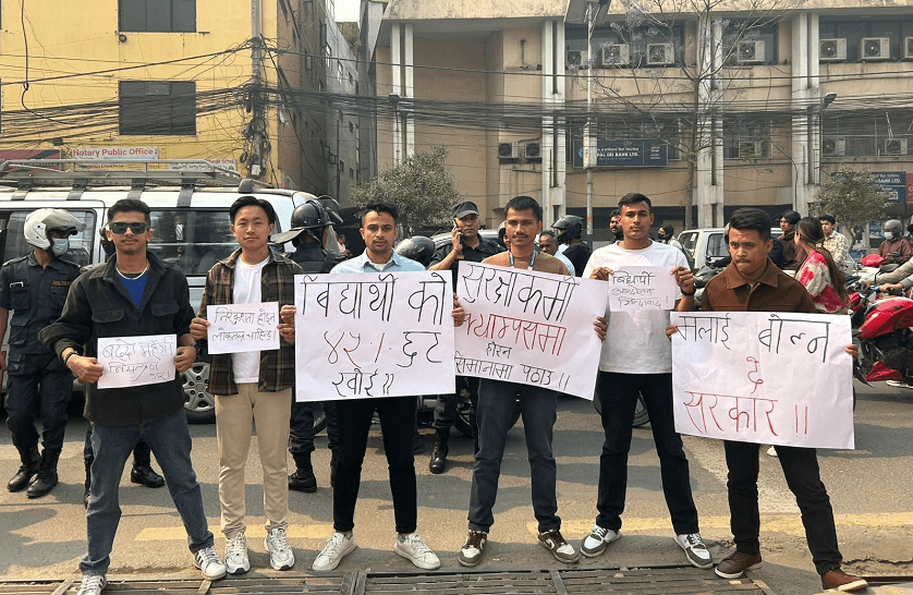 विद्यार्थीलाई ४५% भाडा छुट कार्यान्वयनको माग गर्दै प्रदर्शन