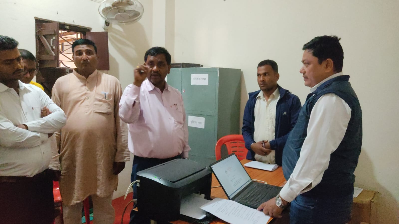 बृन्दावनका नगर प्रमुख कुर्मीद्वारा कार्यालयहरुको छड्के अनुगमन, ढिलासुस्ती नगर्न कर्मचारीलाई कडा निर्देशन