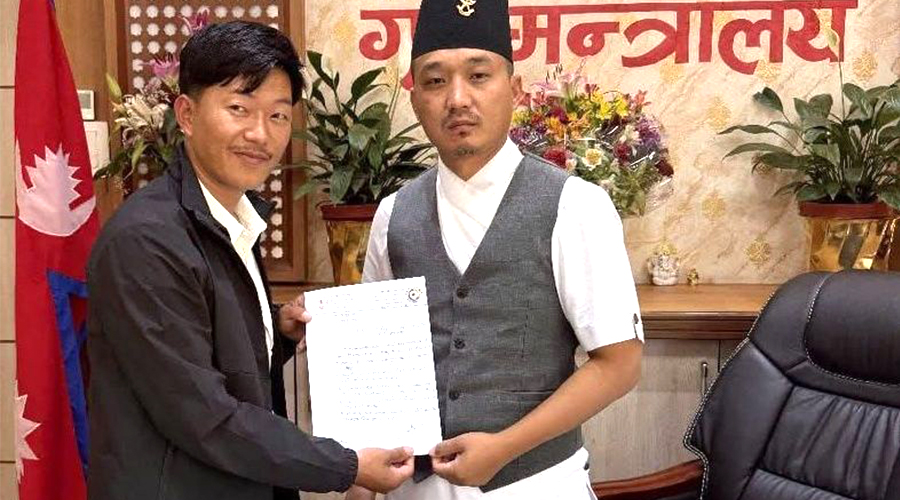 मन्त्रीहरूसमक्ष जिल्लाका समस्या राख्दै सांसद राई