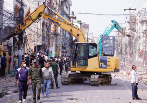वीरगंजमा खण्डहर बनेको महानगरद्वारा सफाइ सुरु, पीडित अदालत जाने तयारीमा