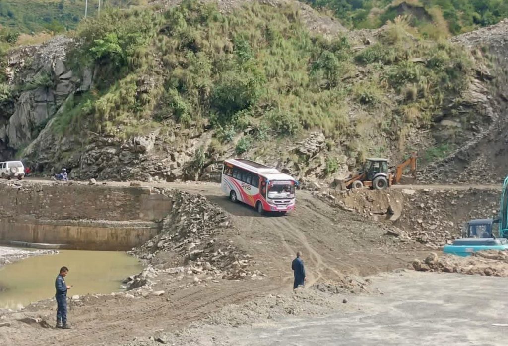 अवरुद्ध बीपी राजमार्ग एकतर्फी सञ्चालनमा