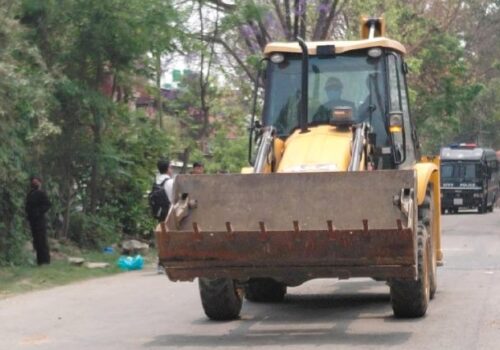 थापाथली मा सुकुमवासी बस्ती हटाउन थपिए दुई डोजर