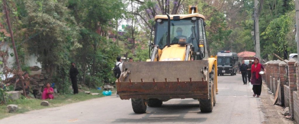 थापाथली मा सुकुमवासी बस्ती हटाउन थपिए दुई डोजर