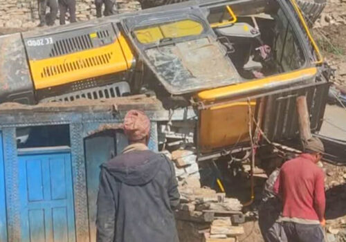 डोल्पामा डोजर खस्दा दुई घरमा क्षति, सडक खन्ने क्रममा घटना