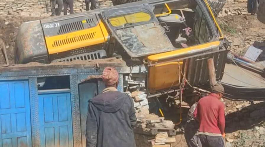 डोल्पामा डोजर खस्दा दुई घरमा क्षति, सडक खन्ने क्रममा घटना