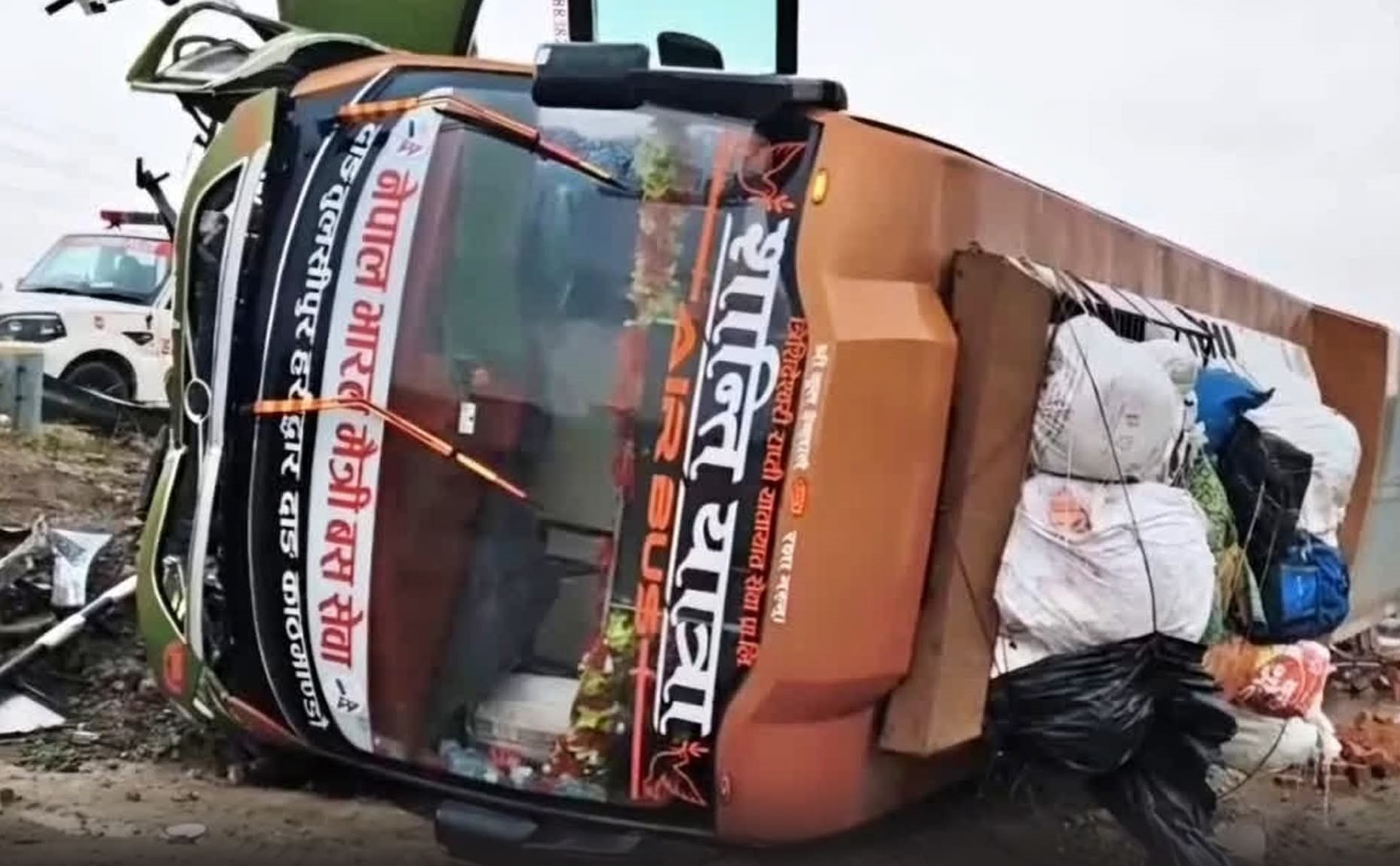 नेपाल–भारत बस दुर्घटना : एक महिने शिशुसहित ९ जना यात्रु घाइते