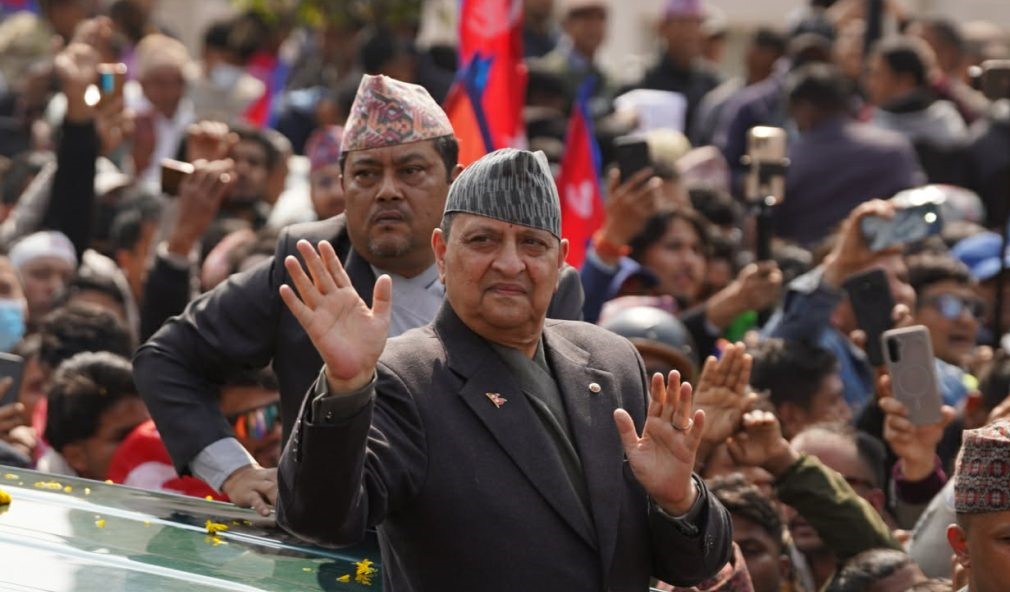 विशेष दिनमा पोखरा पुगे पूर्वराजा, नेताहरूसँग भेटघाट गर्दै