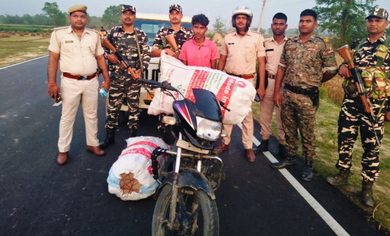 सीमाबाट अवैध मदिरा सहित एक जना पक्राउ