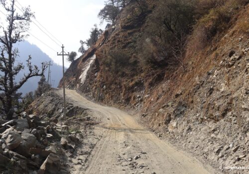 मार्तडी–कोल्टी सडक कालोपत्र ठप्प, ठेकेदारको लापरबाहीले बजेट फ्रिज