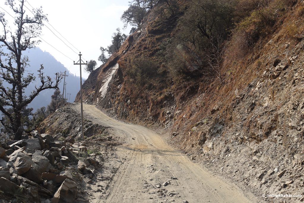 मार्तडी–कोल्टी सडक कालोपत्र ठप्प, ठेकेदारको लापरबाहीले बजेट फ्रिज