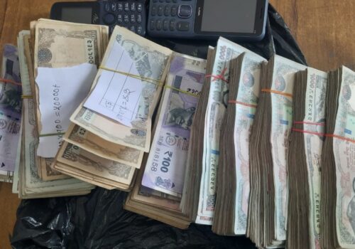 अवैध रकमसहित दुई जना पक्राउ, ८ लाख नगद बरामद