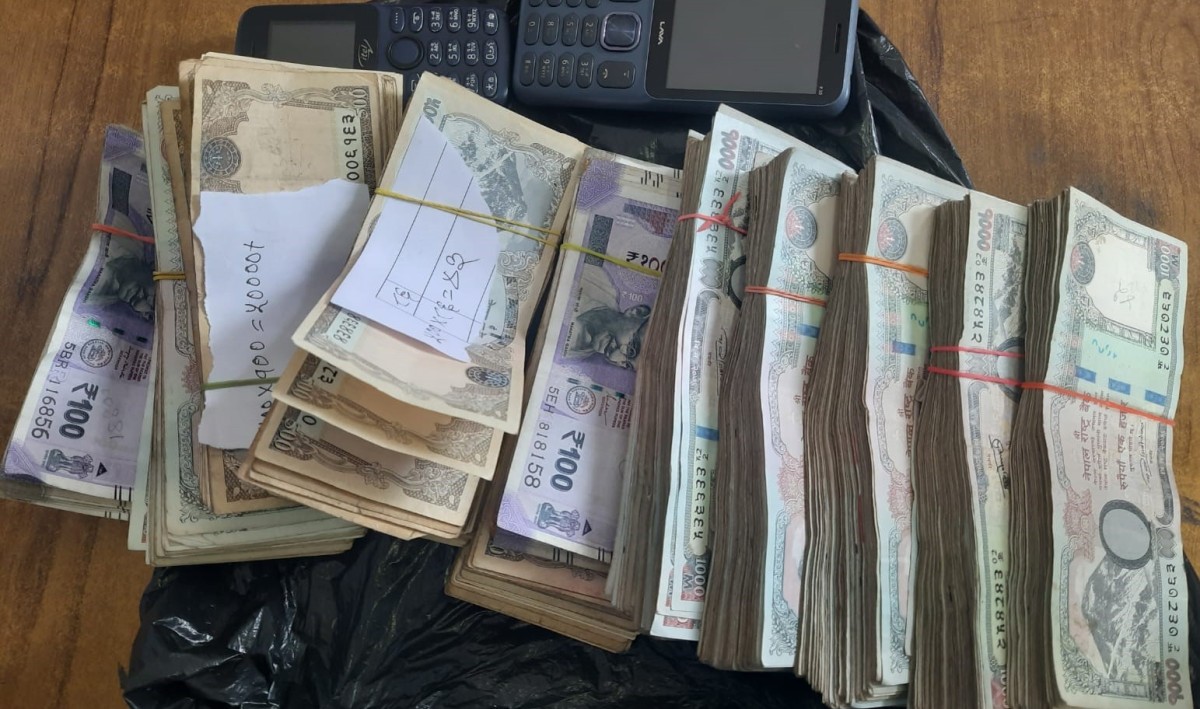 अवैध रकमसहित दुई जना पक्राउ, ८ लाख नगद बरामद