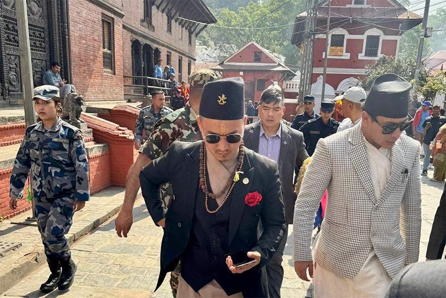 गृहमन्त्री सुधन गुरुङद्वारा पशुपतिनाथको दर्शन