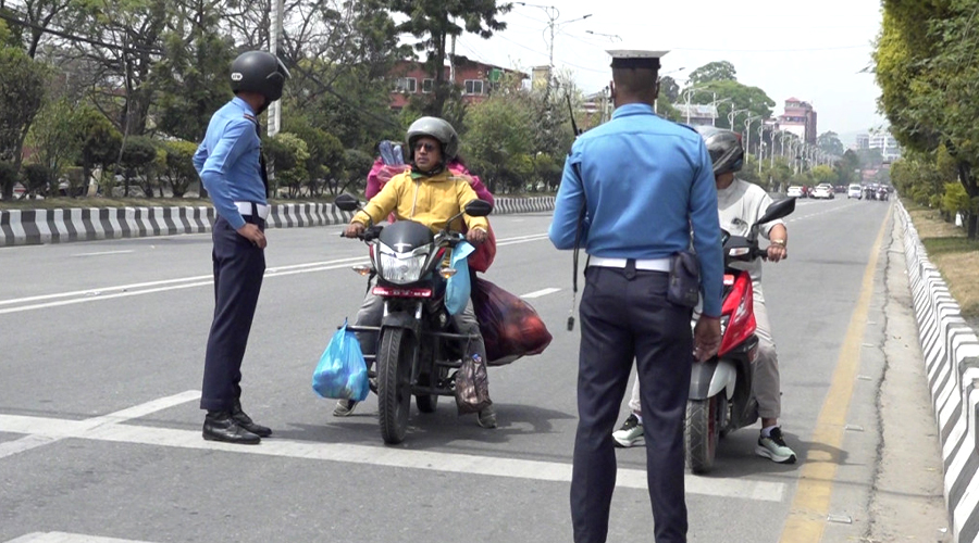 ट्राफिक लाइट उल्लङ्घन गर्नेहरूविरुद्ध कडा कारबाही