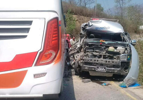 बस र माइक्रो ठोक्किँदा सिन्धुलीमा ९ जना घाइते