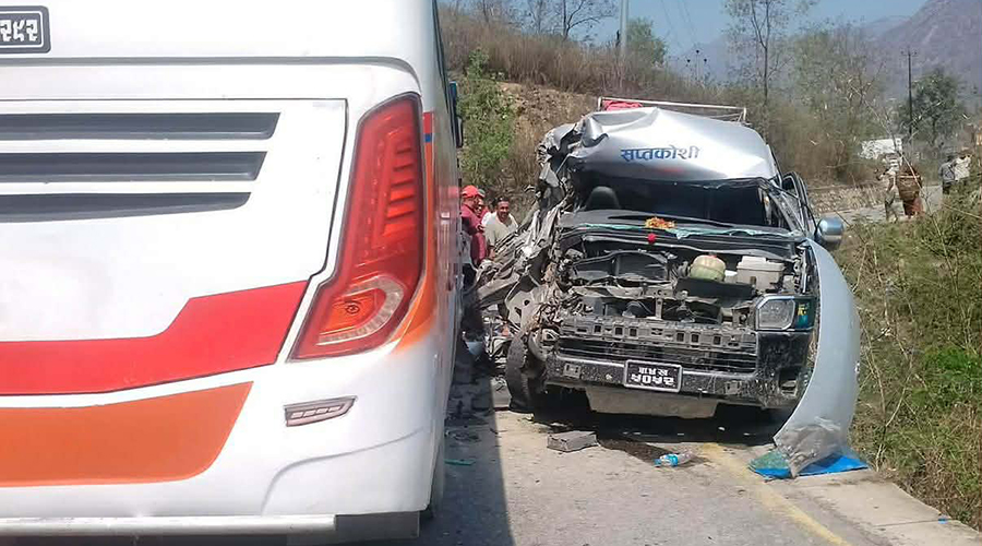 बस र माइक्रो ठोक्किँदा सिन्धुलीमा ९ जना घाइते