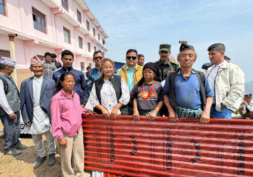 हलेसी नगरपालिकाको सहयोग : ८३ प्रभावित परिवारलाई जस्तापाता