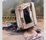 स्वर्गद्वारी जाँदै गरेको जिप दुर्घटना, एकको मृत्यु, २१ घाइते