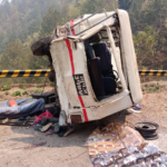 स्वर्गद्वारी जाँदै गरेको जिप दुर्घटना, एकको मृत्यु, २१ घाइते