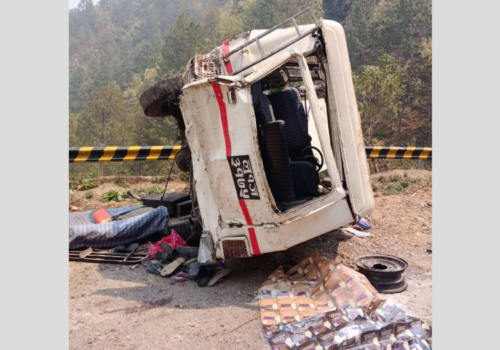 स्वर्गद्वारी जाँदै गरेको जिप दुर्घटना, एकको मृत्यु, २१ घाइते