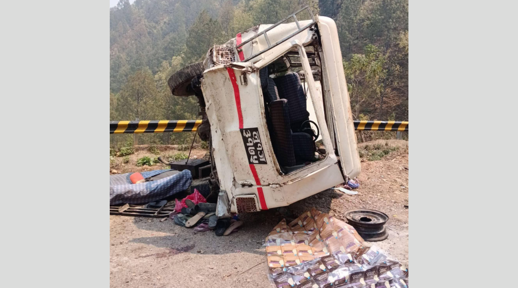 स्वर्गद्वारी जाँदै गरेको जिप दुर्घटना, एकको मृत्यु, २१ घाइते