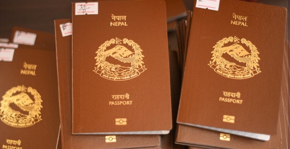 अध्यागमन विभाग का दुई अधिकृतमाथि कारबाही, पासपोर्टमा ‘रोजगारी निषेध’ लेखेको आरोप