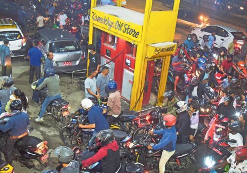 कर घटे पनि पेट्रोलियम पदार्थको मूल्य तत्काल नघट्ने