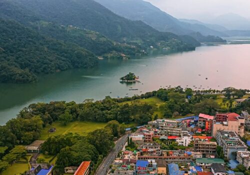 पोखरा लेकसाइडमा पर्यटकलाई हैरानी दिएको आरोपमा, १६ महिला पक्राउ