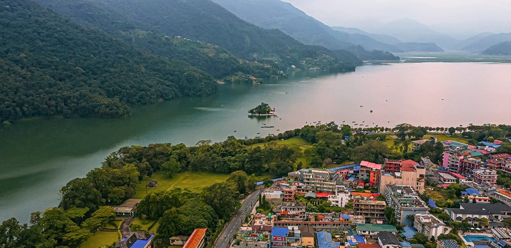 पोखरा लेकसाइडमा पर्यटकलाई हैरानी दिएको आरोपमा, १६ महिला पक्राउ