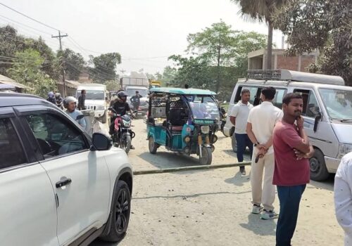 धुलो नियन्त्रणको माग गर्दै राजविराज–भारदह सडक स्थानीयले अवरुद्ध