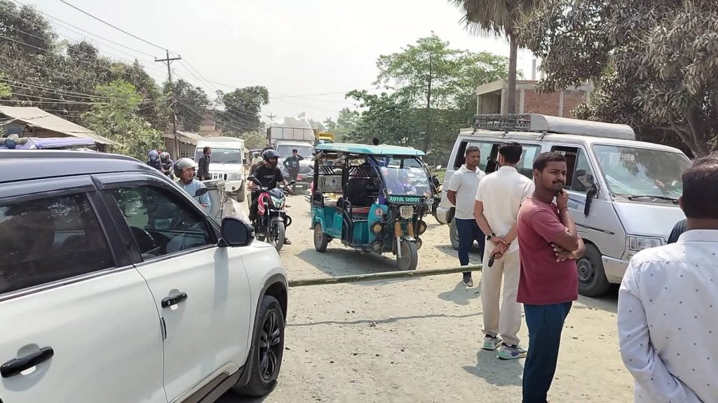 धुलो नियन्त्रणको माग गर्दै राजविराज–भारदह सडक स्थानीयले अवरुद्ध