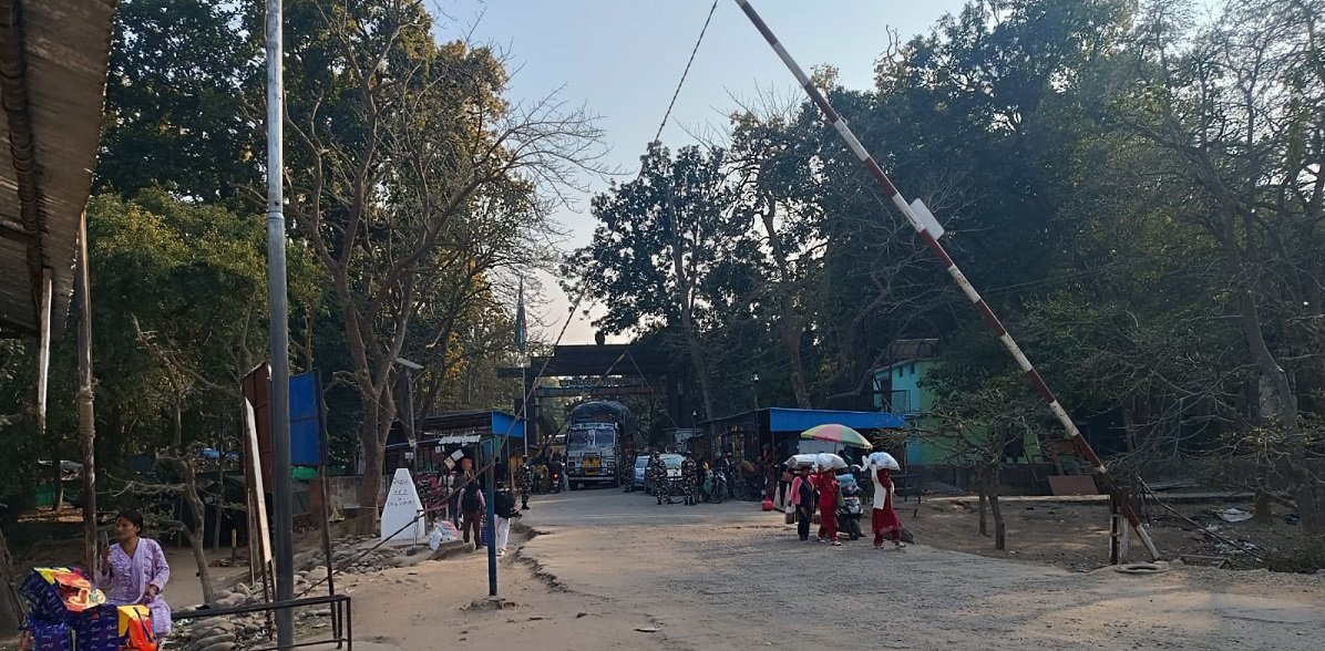 सय रुपैयाँभन्दा माथिका सामानमा भन्सार लागू, सीमामा चहलपहल घट्यो