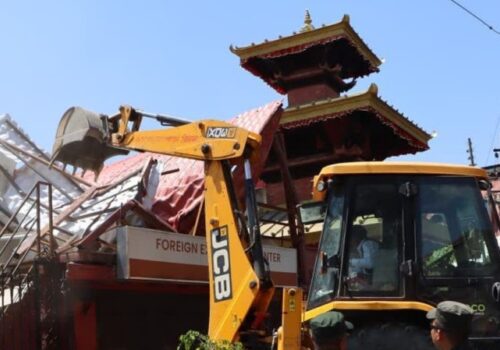 त्रिदेवी मन्दिरको जग्गा मिचेर बनाइएको संरचनामा महानगरले चलायो डोजर