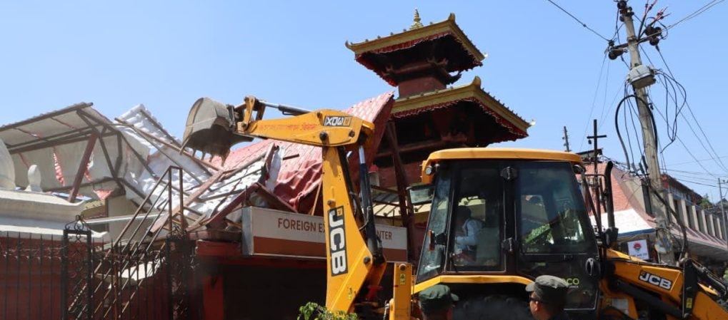 त्रिदेवी मन्दिरको जग्गा मिचेर बनाइएको संरचनामा महानगरले चलायो डोजर