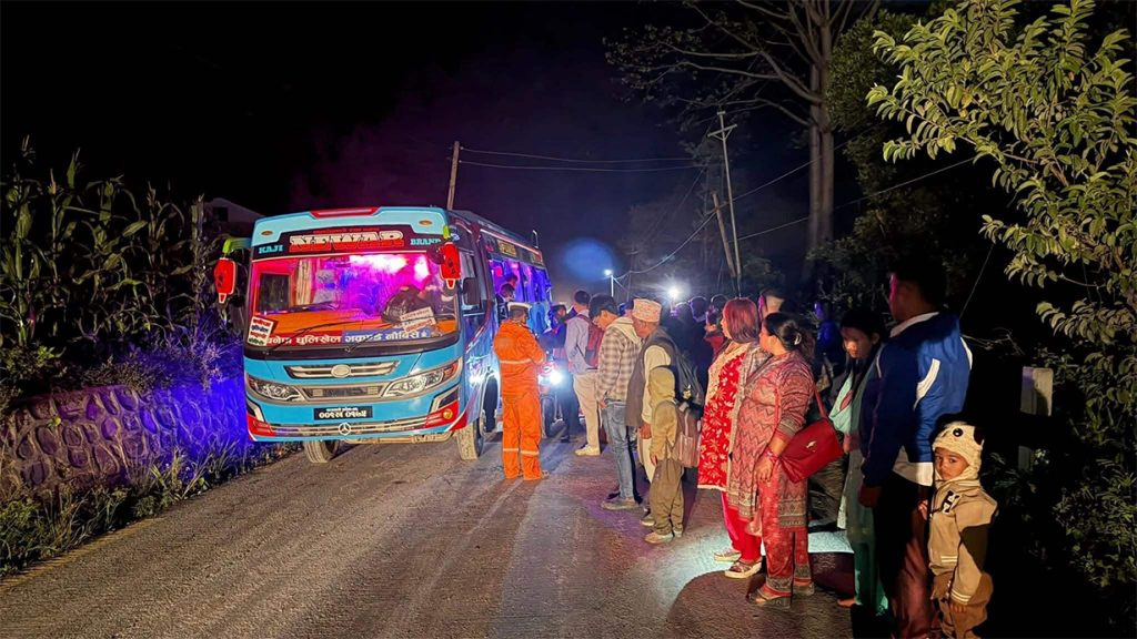 बीपी राजमार्गमा लापरबाही: ५ माइक्रोबस चालक नियन्त्रणमा
