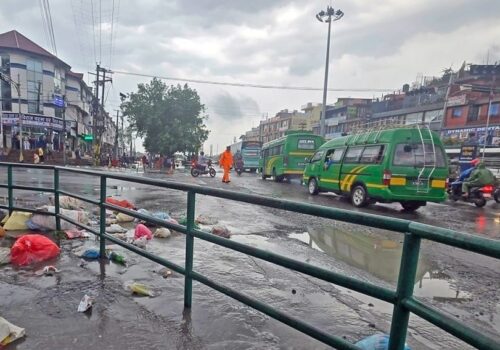 दुई दिनदेखि फोहोर नउठ्दा दुर्गन्धित पोखरा, सडकभरि फोहोर छरपस्ट