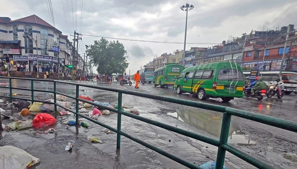 दुई दिनदेखि फोहोर नउठ्दा दुर्गन्धित पोखरा, सडकभरि फोहोर छरपस्ट