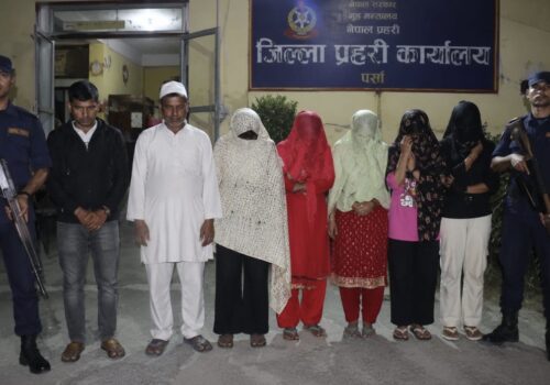 श्रीपुरमा प्रहरी छापा, २ पुरुष र ५ महिलासहित ७ जना पक्राउ