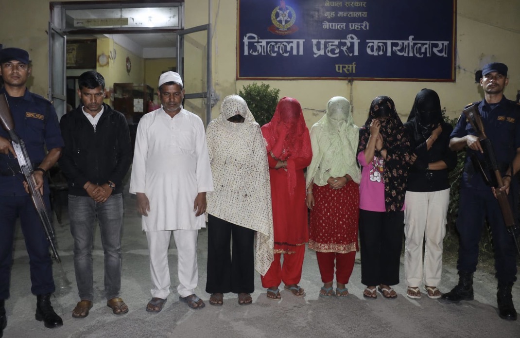 श्रीपुरमा प्रहरी छापा, २ पुरुष र ५ महिलासहित ७ जना पक्राउ