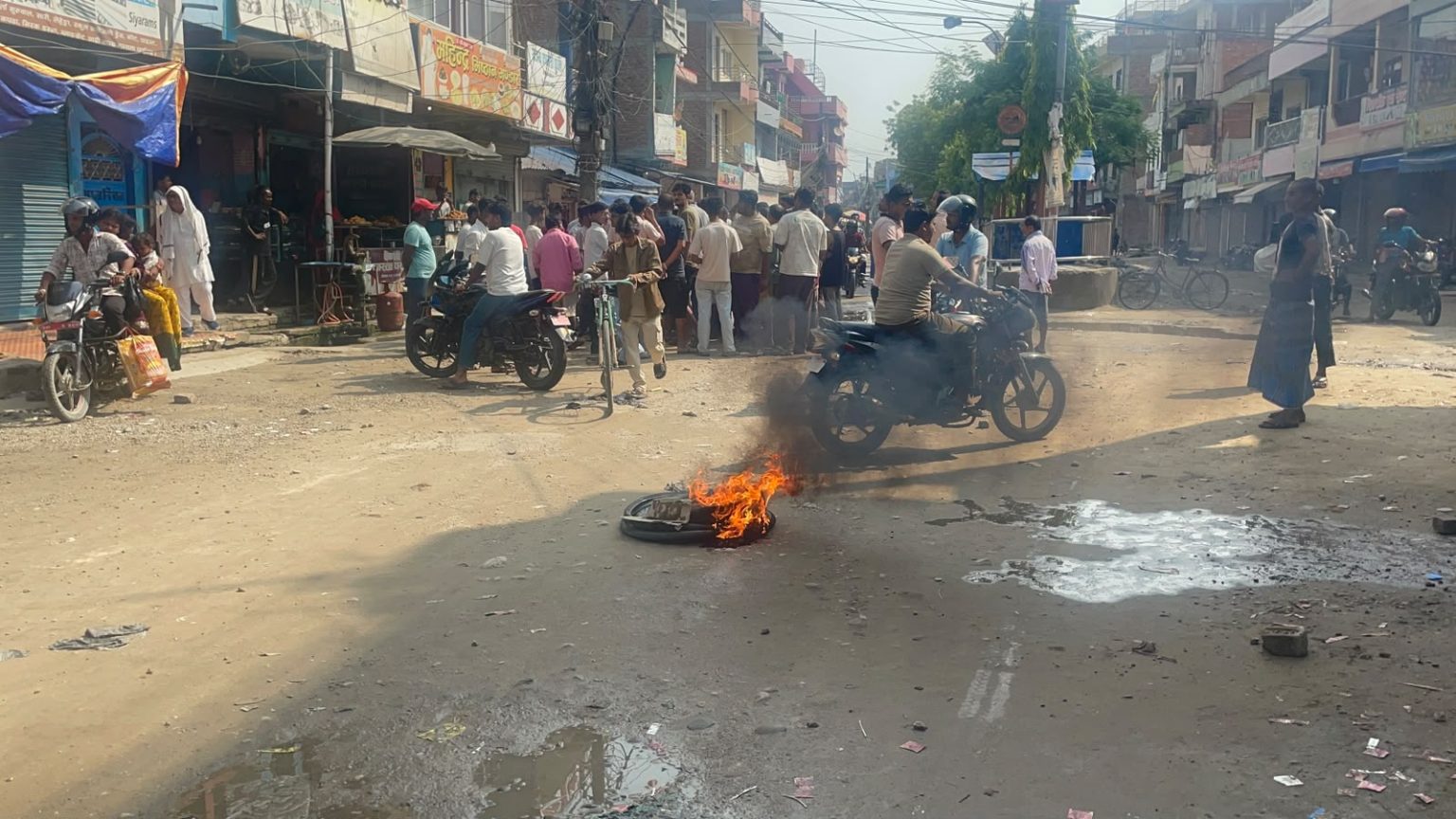 गौशाला बजार ठप्प, सडकमा टायर बालेर विरोध प्रदर्शन