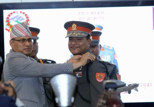 सशस्त्र प्रहरीका आईजीपी पौडेलद्वारा दर्ज्यानी चिह्न प्रदान