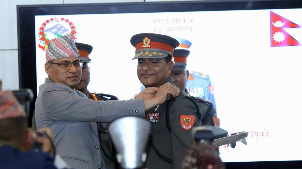 सशस्त्र प्रहरीका आईजीपी पौडेलद्वारा दर्ज्यानी चिह्न प्रदान