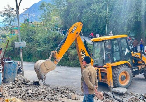 सडक क्षेत्र मिचेर बनेका संरचना भत्काइँदै रुकुमपूर्वमा