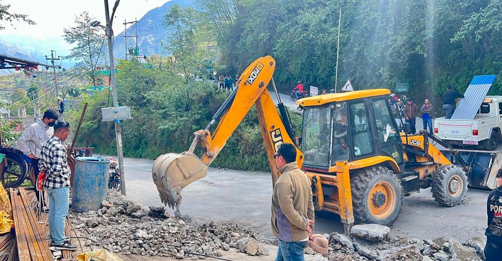 सडक क्षेत्र मिचेर बनेका संरचना भत्काइँदै रुकुमपूर्वमा