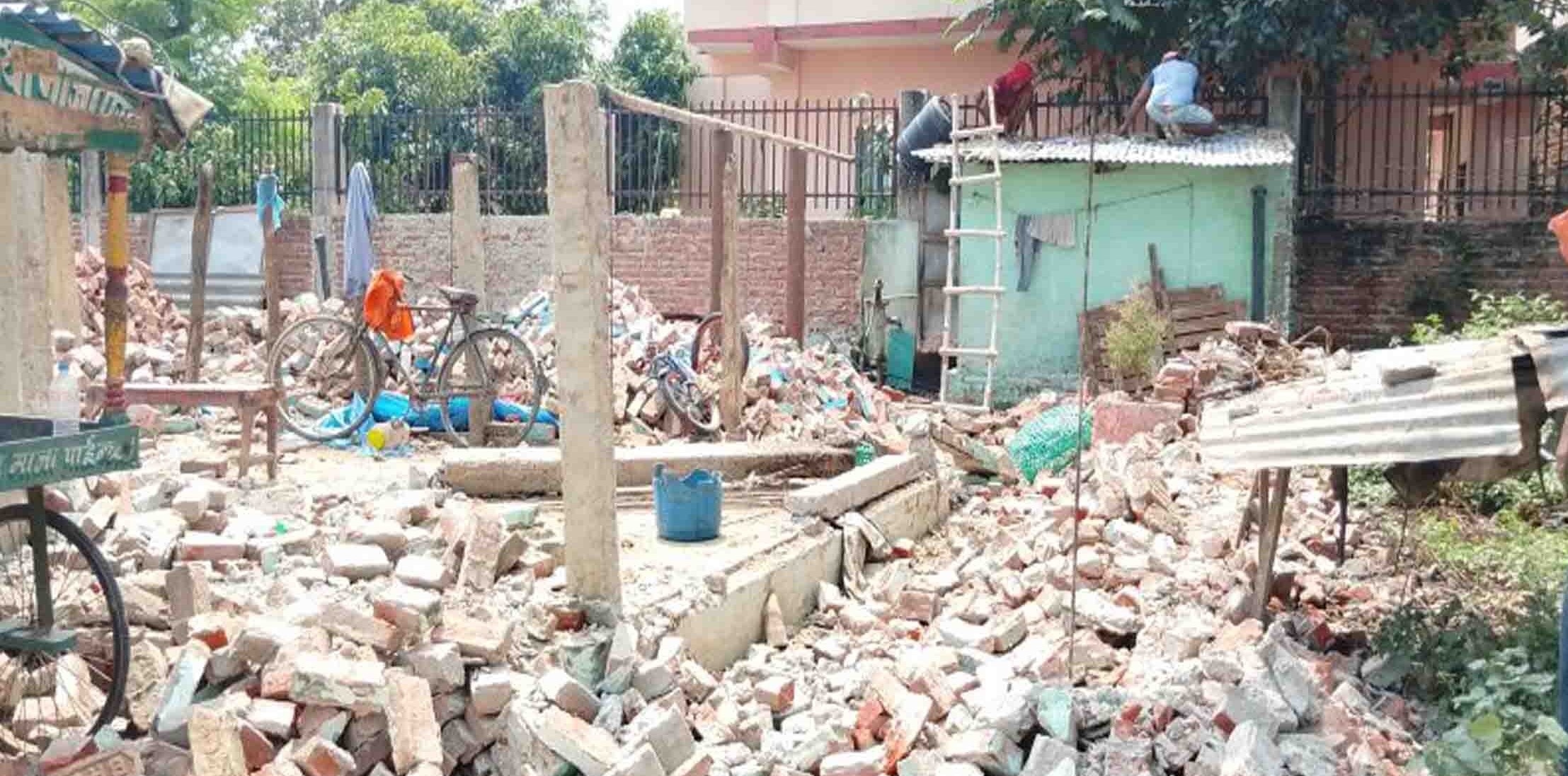 बारा कारागारको सरकारी जग्गामा बनेका अवैध संरचना हटाउन थालियो
