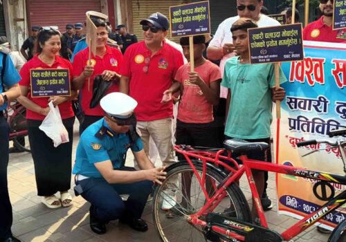 विश्व सडक सुरक्षा सप्ताहमा वीरगञ्जमा रिफ्लेक्टिभ स्टिकर टाँस्ने अभियान