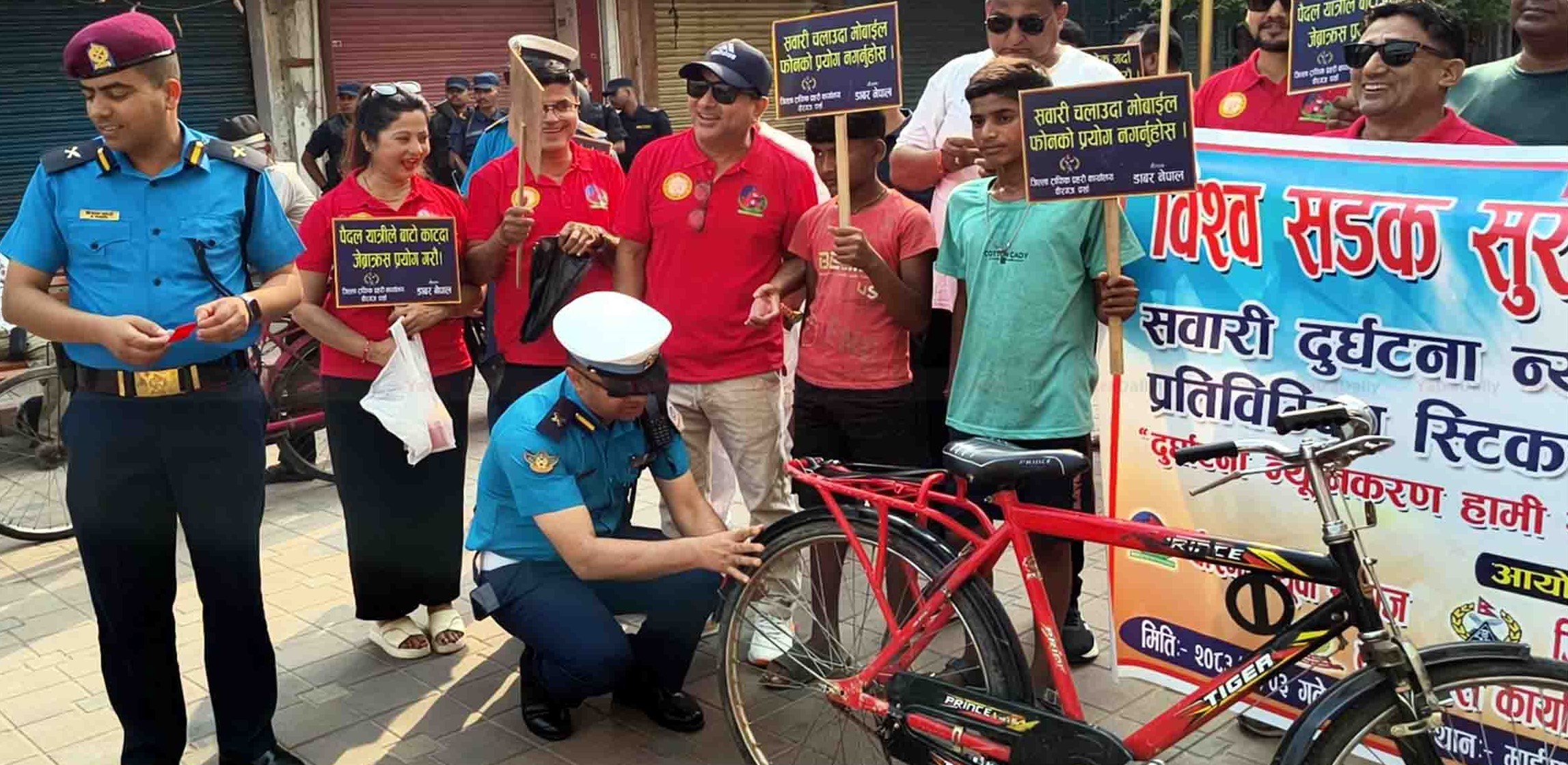 विश्व सडक सुरक्षा सप्ताहमा वीरगञ्जमा रिफ्लेक्टिभ स्टिकर टाँस्ने अभियान