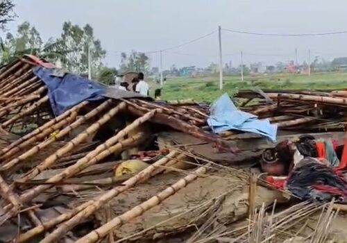 रौतहटमा हावाहुरीले घर भत्किँदा आमाको मृत्यु, छोराछोरी बिचल्लीमा