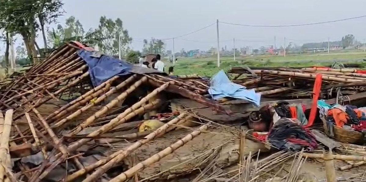 रौतहटमा हावाहुरीले घर भत्किँदा आमाको मृत्यु, छोराछोरी बिचल्लीमा